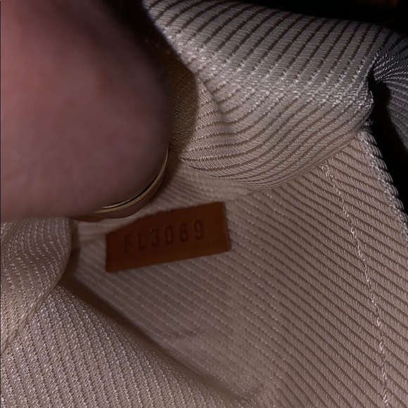 Authentic Louis Vuitton purse - Picture 5 of 8